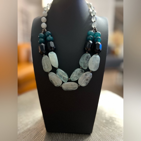 Beautiful Lucite necklace - Picture 7 of 7